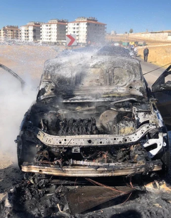 Seyir halindeki otomobil yandı