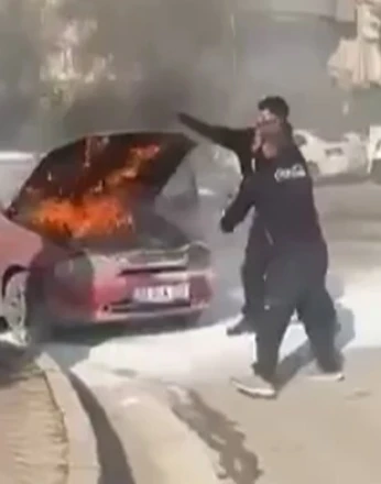 Seyir halindeyken yanan otomobili çevredeki vatandaşlar söndürdü