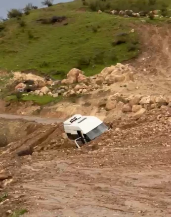 Siirt’te heyelan: Minibüs mahsur kaldı