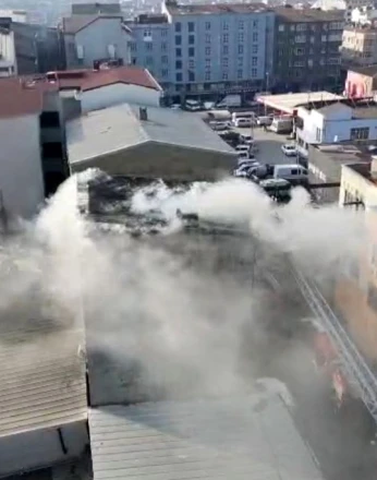 Sultangazi’de bir binada çıkan yangında can pazarı: Alevlerin arasından atladı
