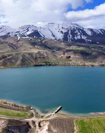 Süphan Dağı ve Aygır Gölü’nün bahar manzarası hayranlık uyandırıyor 