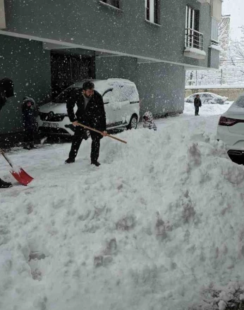 Tatvan’da kar kalınlığı 1 metreye ulaştı 
