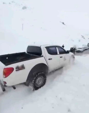 Trabzon-Bayburt karayolundaki çığa ilk müdahale off-road araçlarıyla yapıldı 