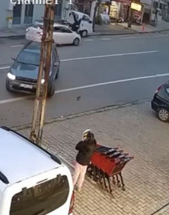 Trabzon’da otomobilin çarptığı genç kadın metrelerce savruldu... O anlar kamerada 