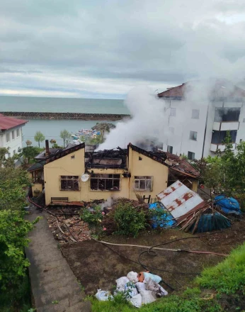 Trabzon’un Araklı ilçesinde yangında 2,5 ton fındık kül oldu 