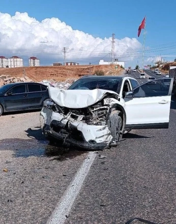 Traktör ile otomobil çarpıştı: 4 yaralı