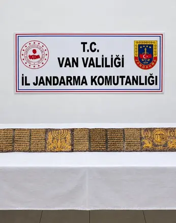 Van’da jandarmadan tarihi eser operasyonu: Altın yaldız işlemeli Tevrat ele geçirildi