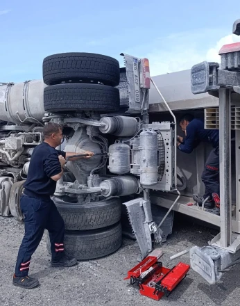 Van’da tır devrildi: 1 yaralı