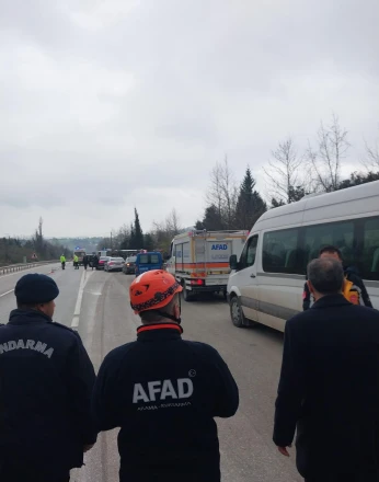 Yalova'da servis midibüsü kaza yaptı: 1 ölü, 20 yaralı