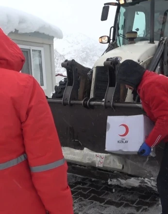 Yolda kalan Kızılay ekibi hasta yatağını kepçeyle ulaştırdı 