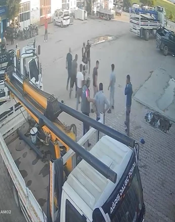 Yumruk, tokat ve tekmelerin havada uçuştuğu kavga kamerada
