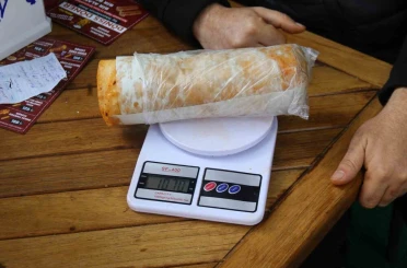 1 kiloluk tavuk dürümü 150 TL’ye satan esnaf taleplere yetişemiyor 