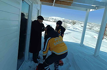 1 kilometrelik yolu yürüyerek hastaya ulaştılar 