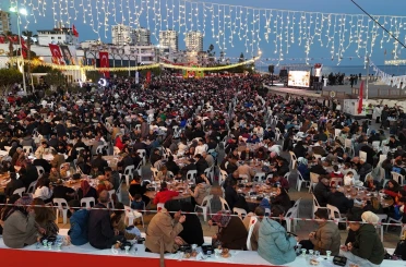 10 bin kişi deniz kenarında iftarda buluştu 