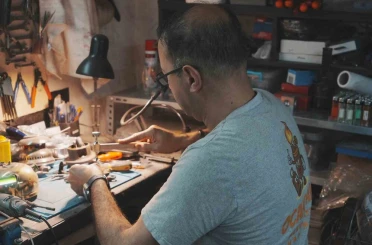 10 metrekarelik atölyesinden Türkiye’ye ulaşıyor 