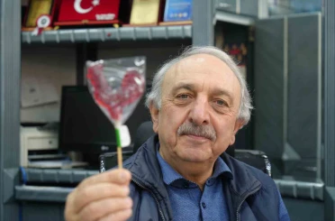 10 yıldır her Ramazan’da iftarlık olarak horoz şekeri dağıtıyor 