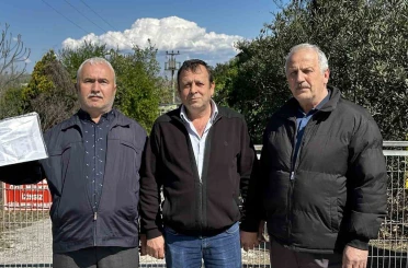 10 yıldır ödenmeyen süt paraları için fabrika önünde toplandılar 