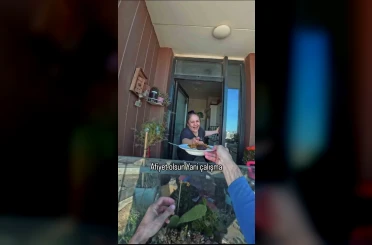 100 metre yükseklikte gökdelen temizliği yapanlara köfte, patates, pilav ikramı 