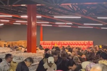 100 TL’lik indirim izdihamı: Birbirlerini ezdiler 