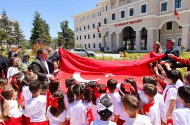 1071 öğrencinin emeğiyle hazırlanan mozaik Türk bayrağı açıldı 