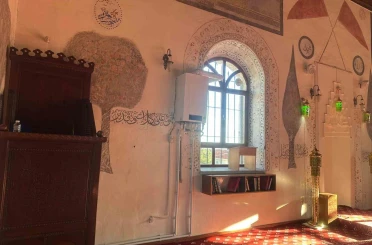 139 yıllık caminin kıbleye bakan duvarına yerleştirilen kombi tepki çekti 