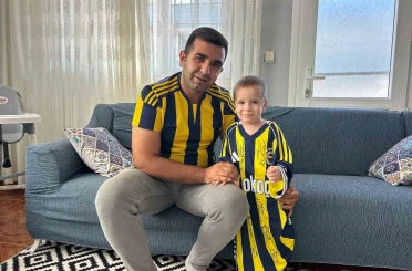 14 ay süren mücadeleyle kanseri yenen Tamer Talha’ya imzalı Fenerbahçe forması hediye edildi 