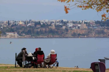 14 ilde ’sarı kod’ uyarısı verilirken, Antalya’da bahar havası yaşandı 