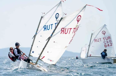 14. Tayk-Eker Olympos Regatta’da genç yelkenciler rüzgarla mücadele ediyor 