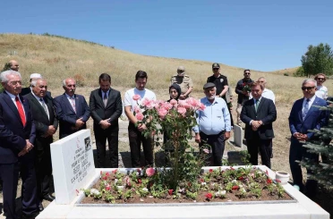 15 Temmuz şehidi Gündüz kabri başında dualarla anıldı 