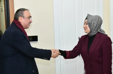 15 Temmuz şehidinin kızını ziyaret eden Vali: "Onlar sayesinde milli irade gasp edilemedi" 