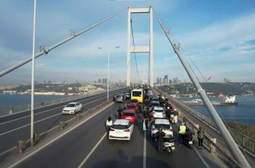 15 Temmuz Şehitler Köprüsü’nde 09.05’te vatandaşlar araçlarından inerek saygı duruşunda bulundu 