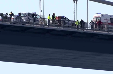 15 Temmuz Şehitler Köprüsü’nde intihar girişimi polis tarafından engellendi 