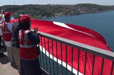 15 Temmuz’un 10’uncu yılında 15 Temmuz Şehitler Köprüsü’ne dev Türk bayrağı asıldı 