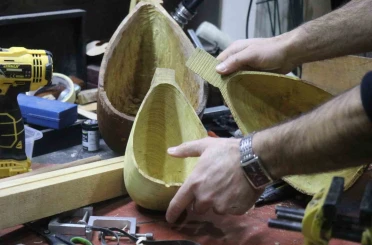15 yaşında bir tahta parçasıyla başladığı mesleğinde 34 yıldır notalara şekil veriyor 