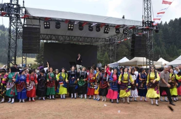 1500 rakımlı yaylada 88 yıllık gelenek: Binlerce kişi kol kola horon oynadı 