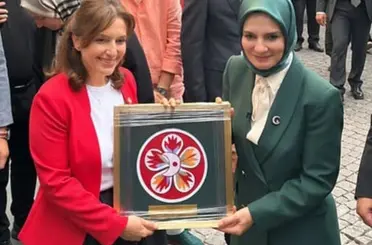 152 yıllık makineyle işlenen Kızılay’ın ilk amblemi Bakan Göktaş’a da hediye edildi
