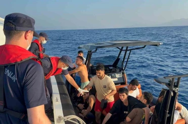 17 düzensiz göçmen kurtarıldı, 1 göçmen kaçakçısı yakalandı 