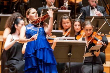 175 yıllık kemanla büyüleyen performans 