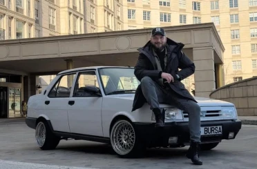 1995 model Tofaş "16" plakası ile New York sokaklarında 