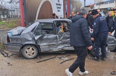 2 aracın karıştığı kazada 4’ü çocuk 9 kişi yaralandı