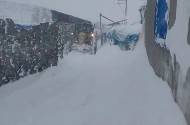 2 bin 300 rakımda zorlu karla mücadele çalışması 