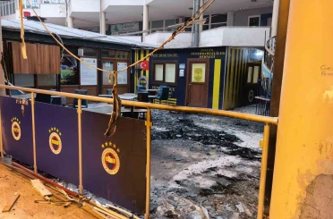 2 çocuk Fenerbahçeliler Derneği’nde yangın çıkardı 