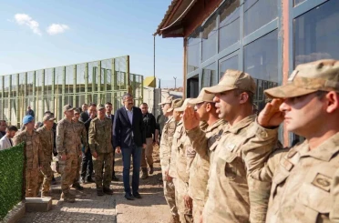 2. Ordu Komutanı Korgeneral Topaloğlu sınırdaki üs bölgelerini ziyaret etti 