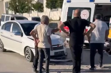 2 otomobil kafa kafaya çarpıştı: 4 yaralı 