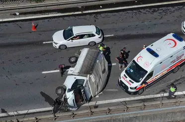 2 tır ve 1 kamyonetin karıştığı kazada 1 kişi yaralandı
