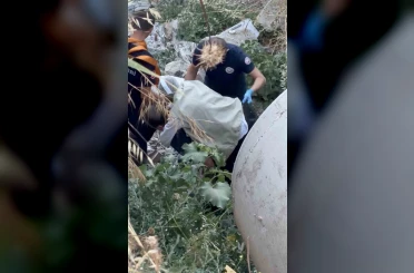 20 metrelik uçurumdan düştü, yaralıyı sırtında taşıyan itfaiyeci yürekleri ısıttı 