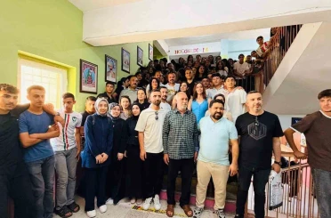 20 yıldır görev yaptığı okuldan alkışlar eşliğinde hüzünle ayrıldı 