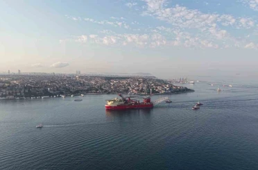 215 metrelik boru döşeme gemisinin geçişi sebebiyle boğaz hattı çift yönlü trafiğe kapatıldı 