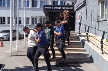 2,5 ay boyunca "Polisiz" diyerek dolandırdılar, 100 milyonluk vurgunun ardından tatlı ikram ettiler 