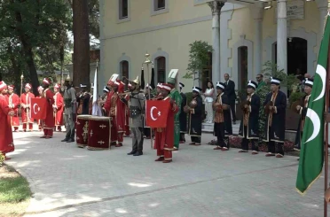 25 ülkeden öğrenciler aynı safta: Mehterle kültür köprüsü kurdular 